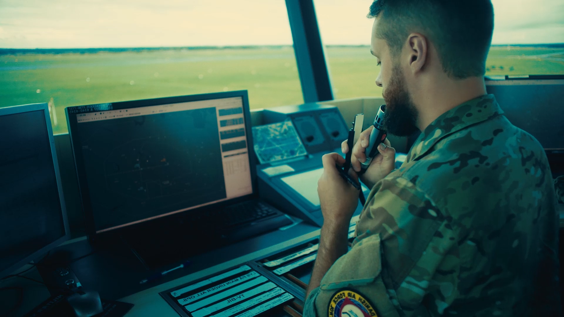 Flyveleder i tårnet snakker i telefon for at koordinere flytrafikken