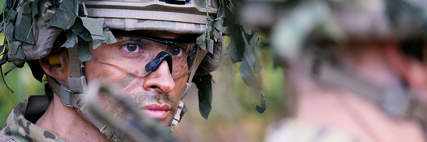 Close up af soldat iført hjelm og beskyttelsesbriller