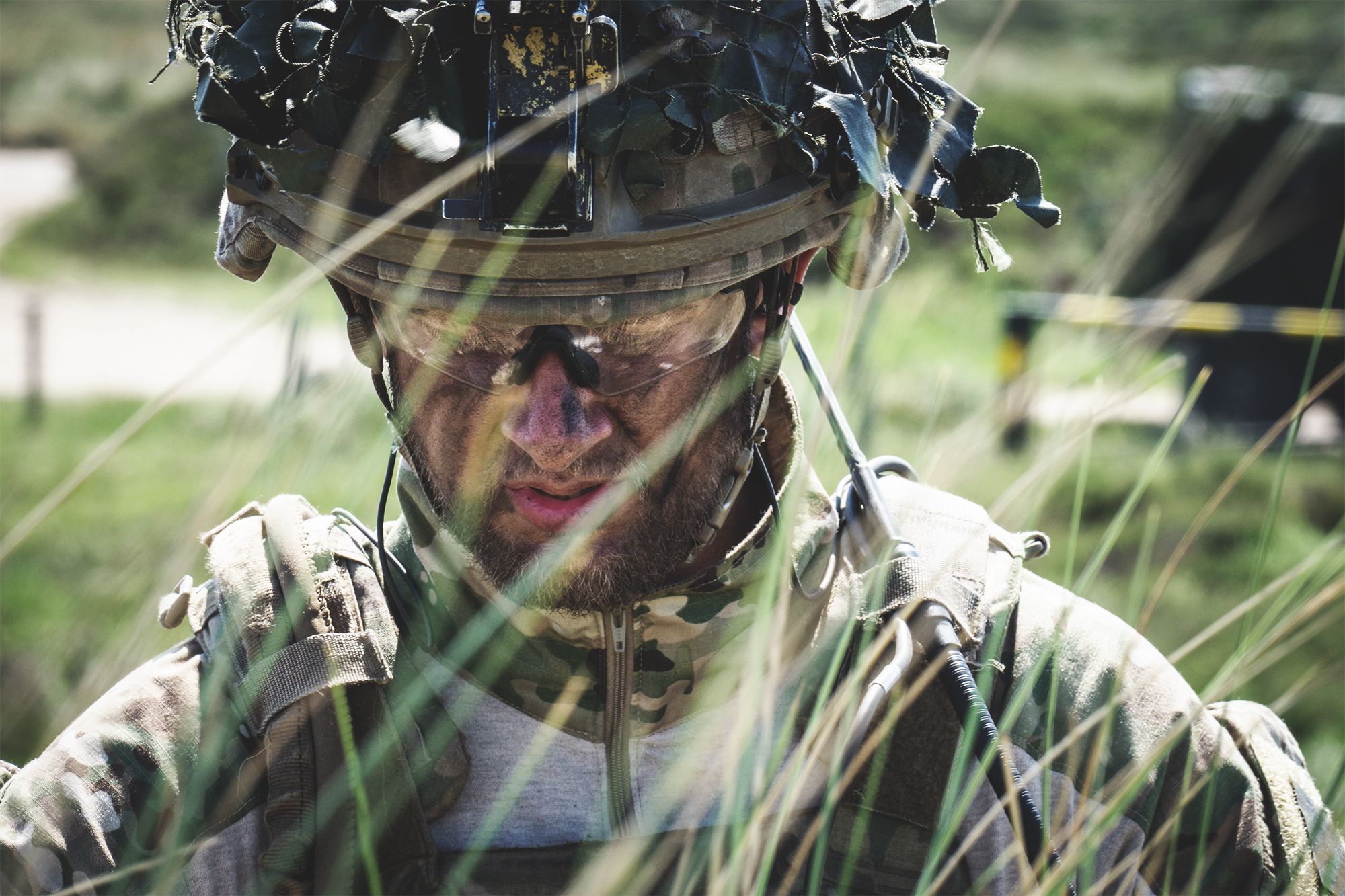 Soldat iført hjelm kigger ned