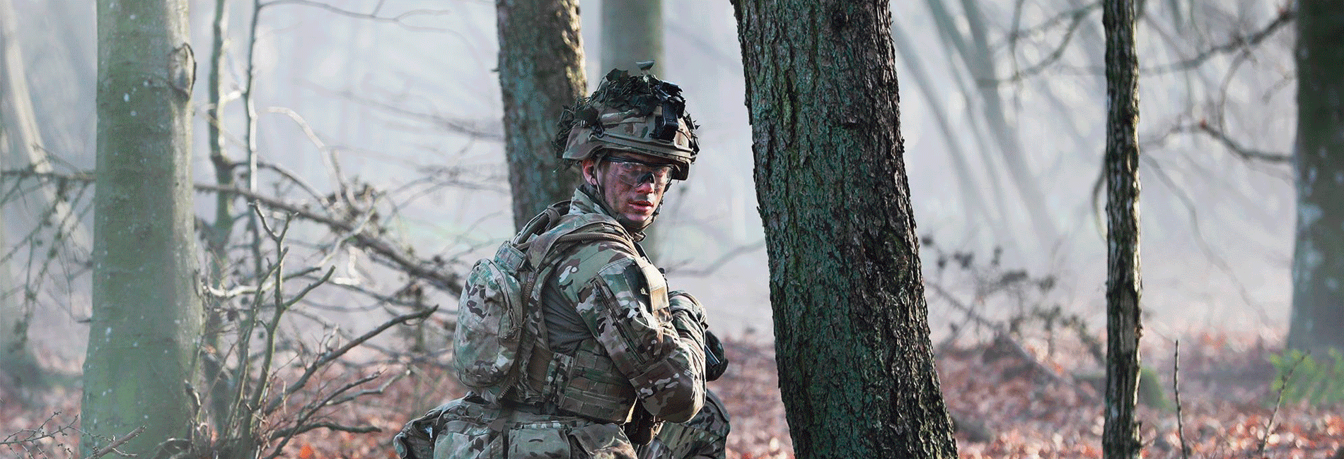 Billede der skifter mellem 3personer. 2 soldater og en civil.
