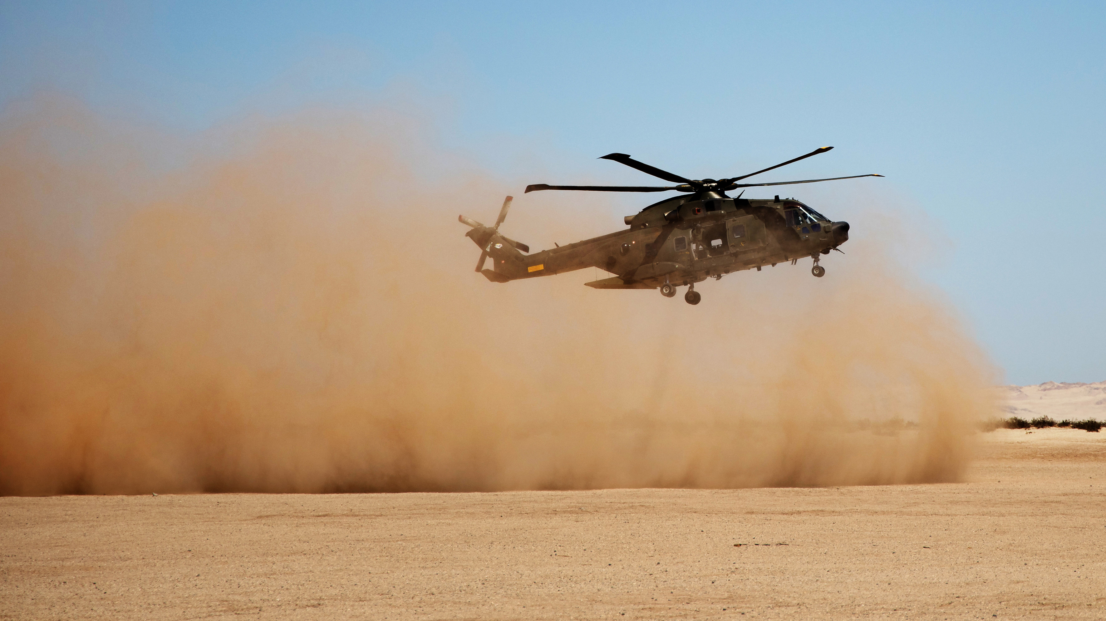 En helikopter i en ørken.