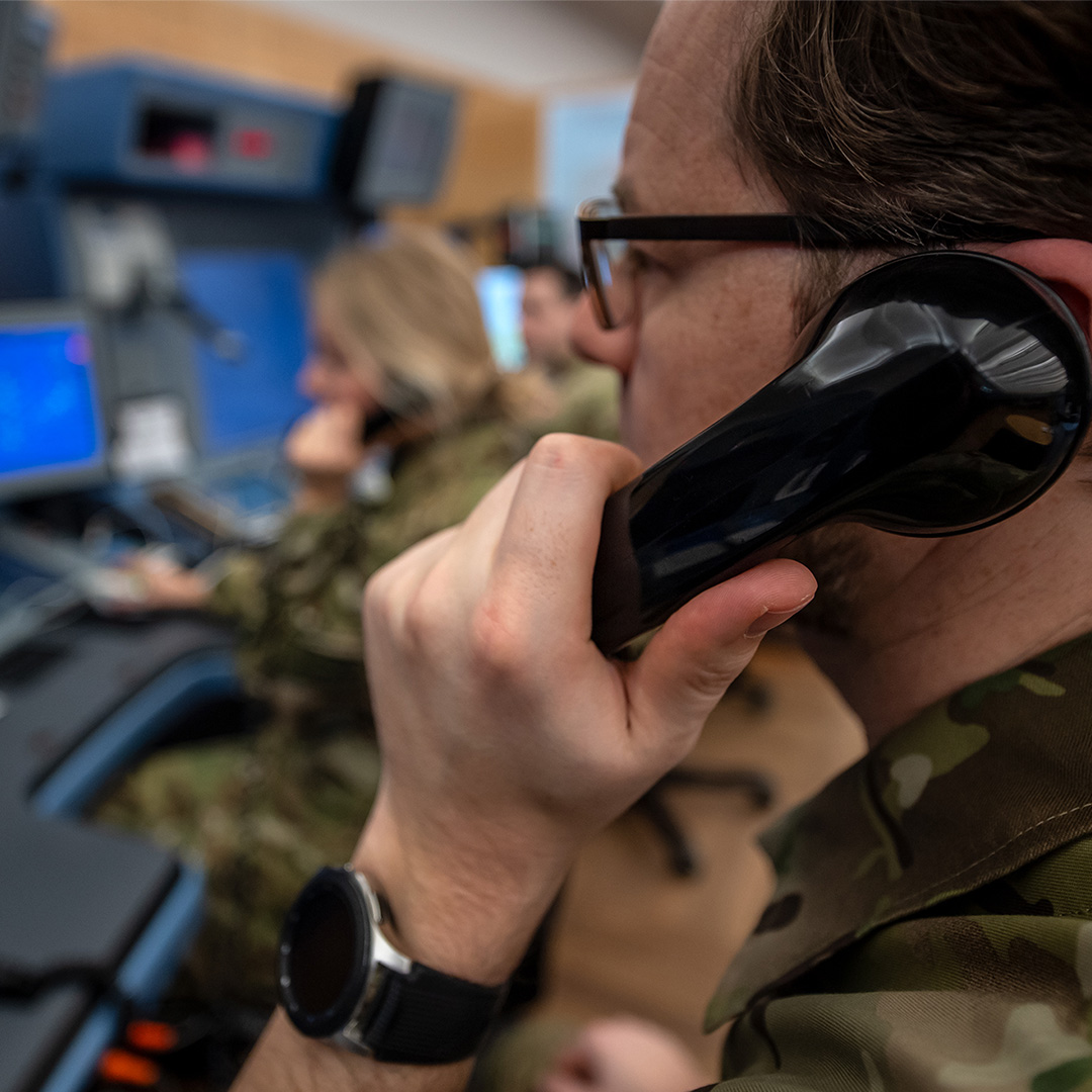 Mand holder telefonrør op til øret