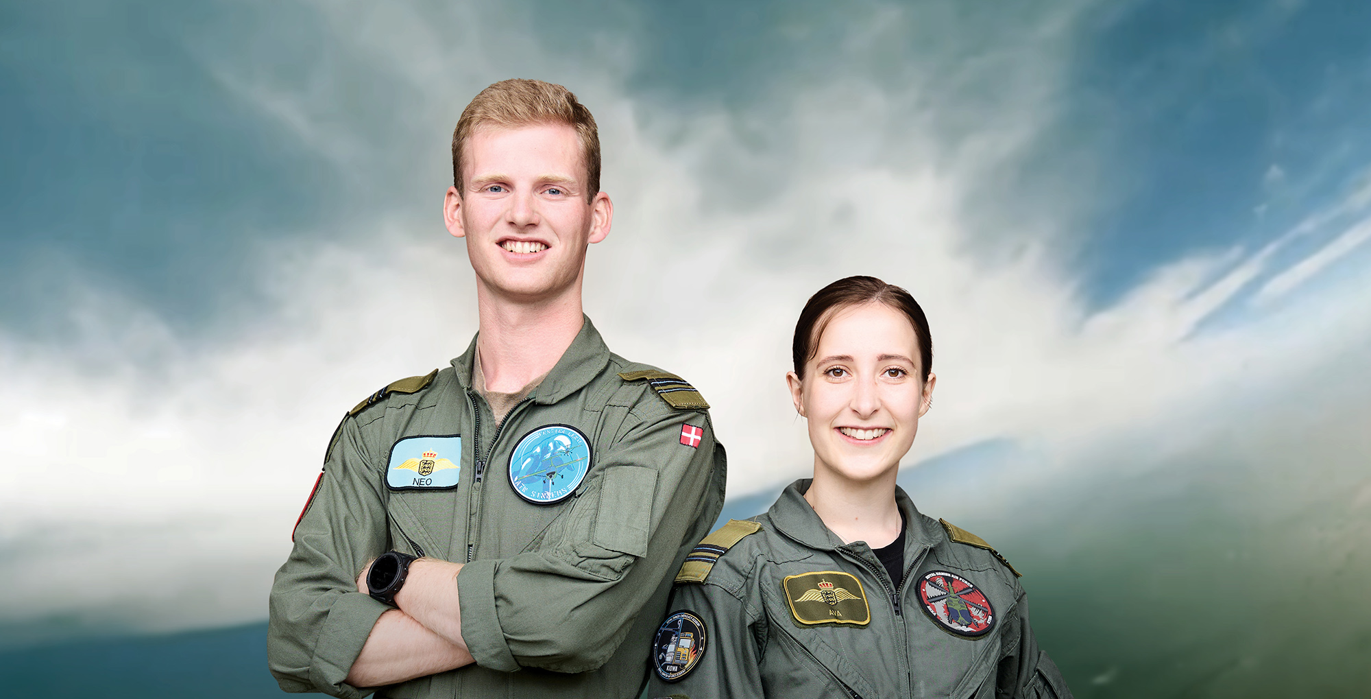 to pilotelever står med front mod kameraet og smiler