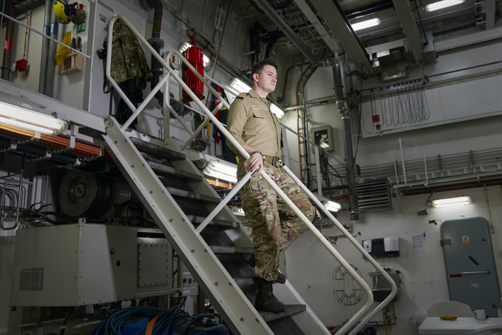 Ung mand i militæruniform med under dæk på skibet Esbern Snare