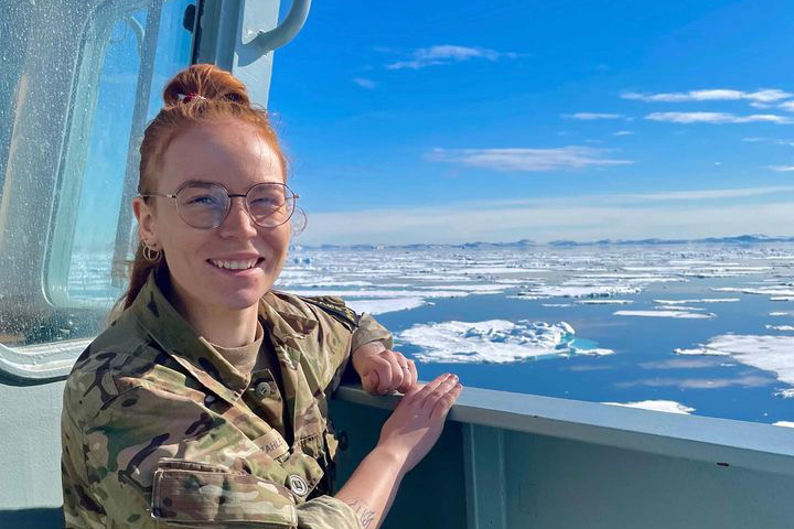 Kommunikationsgast Ida på dækket af skibet