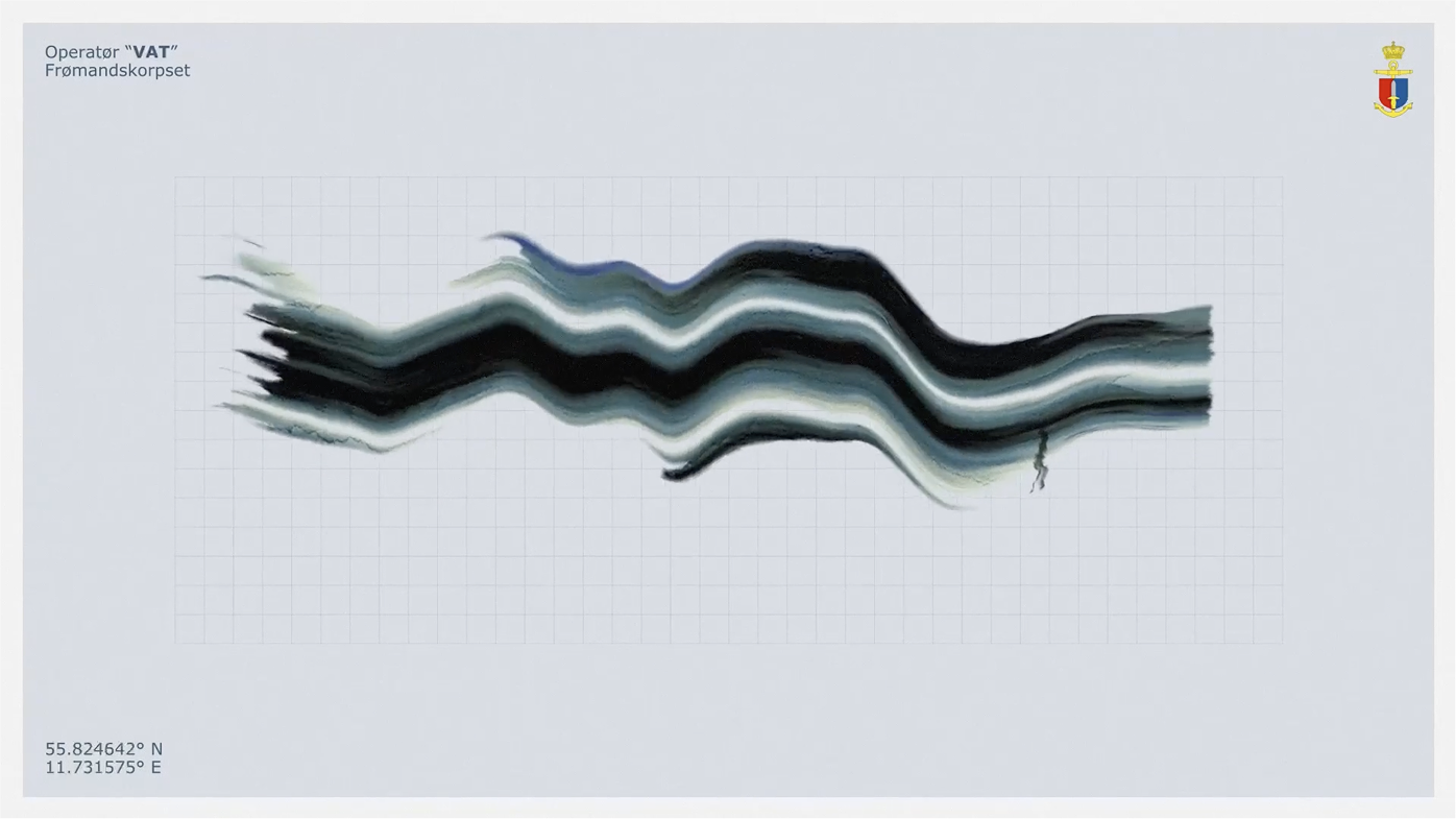 Abstrakte bølgende linjer i sort, blå og grå på lys baggrund med officiel emblemer og organisationstekst i et moderne, minimalistisk design.