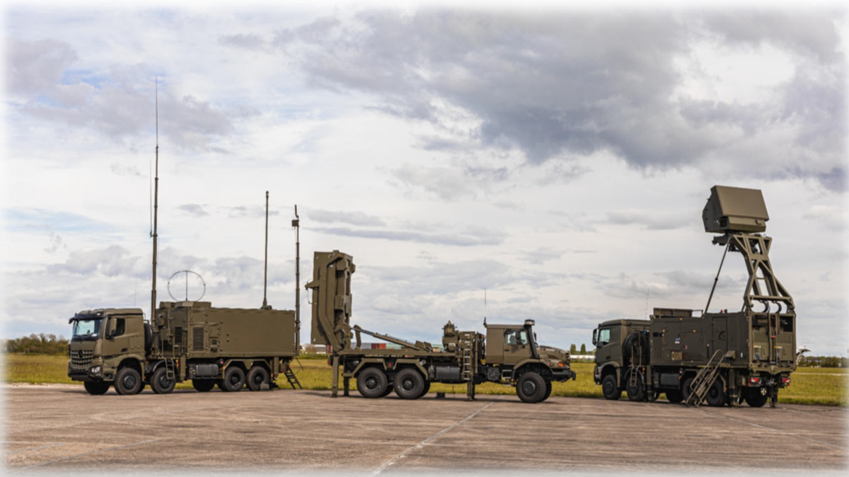 Inviter teammedlemmer Du sagde: Kan du finde min seneste anmodning om omskrivning af faq frem? Webredaktør Janne sagde: Jeg kan ikke se nogen tidligere anmodning fra dig om at omskrive en FAQ. Hvis du sender teksten igen, omskriver jeg den i Forsvarets tone med det samme.  Du sagde: ANSØGNINGSSKEMAER  Ansøgning til Forsvarets Dag Ønsker du at møde tidligere til Forsvarets Dag, end du bliver indkaldt automatisk (mand). Eller er du kvinde og ønsker at møde på Forsvarets Dag, skal du søge via borger.dk  Ansøgning om at komme til Forsvarets Dag (pdf)  SÅDAN INDSENDER DU DIN ANSØGNING Log på borger.dk med dit Mit-ID og under punktet "Politi, retsvæsen, forsvar" vælge "Værnepligt". Alternativt kan du indsende ansøgningen via Digital post.   Helbredsspørgeskema til Forsvarets Dag HVORFOR SKAL JEG INDSENDE ET HELBREDSSPØRGESKEMA? Formålet med helbredsspørgeskemaet er, at sessionslægen på Forsvarets Dag får det bedst mulige grundlag for at kunne vurdere, om du er egnet til værnepligtstjeneste. Derfor er det vigtigt, at du udfylder helbredsspørgeskemaet så præcist som muligt. Hvis du som mand ikke udfylder helbredsspørgeskemaet, vil du alligevel automatisk blive indkaldt.  HVORNÅR SKAL JEG INDSENDE ET HELBREDSSPØRGESKEMA? Cirka 6-9 måneder før du skal sessionsbehandles på Forsvarets dag, vil alle mødepligtige få tilsendt brev vedrørende Forsvarets dag og blive opfordret om at udfylde et digitalt helbredsspørgeskema.  HVIS DU HAR FUNKTIONSNEDSÆTTELSE ELLER ANDET HANDICAP Det er særligt vigtigt, at vi modtager dine helbredsoplysninger, hvis du har en funktionsnedsættelse eller et andet handicap.  Hvis du er forhindret i selv at udfylde det, kan du få hjælp af dine forældre, værge eller støtteperson til at udfylde helbredsspørgeskemaet.  Hvis vi ikke modtager dine helbredsoplysninger, vil du blive indkaldt til Forsvarets Dag.  Læs om de flest stillede spørgsmål om værnepligtens helbredskrav  SESSIONSBEDØMMELSE AF VÆRNEPLIGTIGE (SAV) Ønsker du at læse om det faglige grundlag, som sessionslægerne benytter til at bedømme de værnepligtiges helbred ift. at blive bedømt egnet eller uegnet, kan du læse mere i dette SAV-dokument.  SÅDAN INDSENDER DU DIT HELBREDSSPØRGESKEMA Det tager få minutter at udfylde helbredsspørgeskemaet, og du bør udfylde det snarest muligt.  De fleste spørgsmål er opbygget med ét hovedspørgsmål og nogle underspørgsmål. Svarer du NEJ i hovedspørgsmålet, kan du straks fortsætte til næste hovedspørgsmål.  Enkelte spørgsmål kræver et svar for at komme videre, er du i tvivl om dit svar, kan du blot skrive ”ved ikke”.  Udfyld det digitale helbredsspørgeskema her.  Download helbredsspørgeskema her og send med posten.   Hurtigere til Forsvarets Dag KAN JEG KOMME HURTIGERE TIL FORSVARETS DAG? Hvis du ikke har været på Forsvarets Dag (tidligere kaldet session) endnu, men er ret sikker på, at du gerne vil tage en værnepligtsuddannelse, er det muligt at søge om at fremskynde datoen, hvor du skal til Forsvarets Dag. På den måde kan du hurtigere få afklaret, om du er egnet til værnepligt, og i så fald kan du hurtigere søge ind.   FØLGENDE SKAL VÆRE OPFYLDT Du kan ansøge om at komme hurtigere på Forsvarets Dag det indeværende år, du fylder 18.  Du skal være fyldt 18 år for at påbegynde din værnepligtstjeneste.   SÅDAN ANSØGER DU Du kan ansøge om at få fremskyndet datoen for Forsvarets Dag ved at skrive til os via Digital Post på borger.dk.   Indsend via borger.dk.   Hent pdf (hvis du ikke ønsker at indsende via borger.dk)   Udsættelse af Forsvarets Dag KAN JEG UDSÆTTE FORSVARETS DAG? Du kan søge om at få udsat din indkaldelse til Forsvarets Dag, hvis du er under uddannelse. Du kan få udsættelse op til 1 år før du er færdig med din uddannelse.  FØLGENDE SKAL VÆRE OPFYLDT  Du er i gang med en uddannelse eller står i lære Din uddannelse skal være minimum 23 timer om ugen Du har mere end ca. 1½ år tilbage af uddannelsen Udsættelse kan maksimalt gives indtil et år før din uddannelse slutter. Udsættelse kan gives indtil udgangen af det år, du fylder 25 år. VIDSTE DU AT… Ønsker du værnepligtstjeneste og afslutter du din uddannelse om mindre end to år fra dags dato, skal du ikke søge om udsættelse.  Hvis du ikke søger udsættelse til Forsvarets Dag, men vælger at deltage nu og bliver fundet egnet på Forsvarets Dag, kan du søge om udsættelse til selve værnepligtstjenesten, hvis du ikke har trukket frinummer.  SÅDAN ANSØGER DU OM UDSÆTTELSE Hvis du ikke har mulighed for at sende via borger.dk bedes pdf-blanketten indsendes med posten til:  Personelkommandoen Værnepligtssektionen Lautruphøj 8 2750 Ballerup  Indsend via borger.dk.  Hent pdf (hvis du ikke ønsker at indsende via borger.dk).  Som bilag til din ansøgning skal du vedlægge dokumentation for uddannelsens eller studiets forventede afslutning. Det er vigtigt, at dokumentationen er underskrevet af uddannelsesstedet. Hvis underskrift og/eller datoer mv. mangler at blive udfyldt, vil dokumentationen blive sendt retur og sagsbehandlingen af din udsættelse vil derfor tage længere tid.  SKAL JEG UDFYLDE HELBREDSSKEMAET, HVIS JEG VIL SØGE OM UDSÆTTELSE? Hvis du søger udsættelse, skal du IKKE udfylde helbredsspørgeskemaet, da du vil blive bedt om at udfylde dette igen, når din udsættelse udløber.   Få ændret din sessionsbedømmelse KAN JEG FÅ ÆNDRET MIN SESSIONSBEDØMMELSE? Hvis du allerede har været på Forsvarets Dag, og er blevet erklæret ”uegnet”, kan du søge om at få ændret din sessionsbedømmelse.  SÅDAN SØGER DU OM AT FÅ ÆNDRET DIN SESSIONSBEDØMMELSE Send en ansøgning via borger.dk, og det kan være en god ide, at vedhæfte dokumentation for, at den grund du tidligere blev vurderet uegnet på er forbedret.  Indsend via borger.dk (Brug MitID)  Hent pdf (hvis du ikke ønsker at indsende via borger.dk)  Hvis du ikke har mulighed for at sende via borger.dk bedes pdf-blanketten indsendes med posten til:  Personelkommandoen Værnepligtssektionen Lautruphøj 8 2750 Ballerup   Fritagelse for værnepligt (Færøerne/Grønland) KAN JEG BLIVE FRITAGET FOR VÆRNEPLIGT? Hvis du har været bosat på Færøerne eller Grønland og ønsker at ansøge om fritagelse for at blive indkaldt til Forsvarets Dag, skal du udfylde denne formular senest 4 uger efter du har modtaget det første brev fra os om Forsvarets Dag.  Har du boet på Færøerne i samlet 10 år, skal du vedlægge dokumentation fra Det Centrale Personregister under Færøernes Landsstyre om dit ophold på Færøerne. Denne dokumentation skal du selv fremskaffe, da vi ikke kan tjekke bopælshistorik på Færøerne.  Hvis du er flyttet til Danmark fra Færøerne eller Grønland (efter at have haft ophold der i mindst 10 år sammenlagt) kan du ansøge om fritagelse for værnepligt i Danmark.  Hvis du mener at opfylde dette krav og ønsker fritagelse for værnepligt, skal du bruge ansøgningsskemaet ”Fritagelse for værnepligt i Danmark (Færøerne eller Grønland)”.  SÅDAN SØGER DU OM FRITAGELSE Du skal søge om fritagelse for værnepligt ved at anvende linket herunder. (Du skal bruge dit MitID)  Fritagelse for værnepligt.  Hent pdf (hvis du ikke ønsker at indsende via borger.dk)  Hvis du ikke har mulighed for at sende via borger.dk bedes pdf-blanketten indsendes med posten til:  Personelkommandoen Værnepligtssektionen Lautruphøj 8 2750 Ballerup   Tilladelse til at aftjene dansk værnepligtstjeneste som udenlandsk statsborger Hvis du er udenlandsk statsborger, kan du ansøge om tilladelse til at søge ind på en værnepligtsuddannelse i Danmark. Ud over bopæl i Danmark lægges der vægt på, om du har opholds- og arbejdstilladelse i Danmark, din øvrige tilknytning til Danmark og om du har søgt eller agter at søge dansk statsborgerskab.  Som udenlandsk statsborger skal du i en skriftlig ansøgning erklære dig indforstået med, at en værnepligtstjeneste forudsætter:  at du på Forsvarets Dag bliver bedømt egnet eller begrænset egnet til værnepligtstjeneste at du ud over den første samlede tjeneste er til rådighed efter de til enhver tid gældende bestemmelser at en værnepligtstjeneste ikke fritager dig for eventuelle tjenesteforpligtelser i dit hjemland. En forudsætning for at blive bedømt egnet eller begrænset egnet på Forsvarets Dag er bl.a., at du i passende omfang behersker det danske sprog i skrift og tale. Din opholds- og arbejdstilladelse skal også være gyldig, så du eventuelt kan nå at aftjene en værnepligt, hvis du vælger at indgå en aftale om dette.  Indsend via borger.dk (Brug MitID)  Ansøgning om tilladelse til at aftjene værnepligtstjeneste som udenlandsk statsborger.  Hvis du ikke har mulighed for at sende via borger.dk bedes pdf-blanketten indsendes med posten til:  Personelkommandoen Værnepligtssektionen Lautruphøj 8 2750 Ballerup   Ansøgning til den supplerende helbredsundersøgelse Ønsker du, at aftjene en værnepligtsuddannelse, som kræver du har A1, A2, B eller C og tog du ikke imod tilbuddet om den supplerende helbredsundersøgelse, da du var på Forsvarets Dag.  Forud for den supplerende helbredsundersøgelse, skal du udfylde robusthedsscreeningen, som vil blive tilsendt i et separat brev forud for du indkaldes til Forsvarets Dag.  Så kan du søge via borger.dk   SÅDAN INDSENDER DU DIN ANSØGNING Log på borger.dk med dit MitID og under punktet ”politi, retsvæsen, forsvar” vælge ”værnepligt” og herefter ”Ansøgninger vedrørende Forsvarets Dag”. Alternativt kan du sende ansøgningen via Digital Post.  Ansøgning om at komme til den supplerende helbredsundersøgelse (PDF)  Hvis du ikke har mulighed for at sende via borger.dk bedes pdf-blanketten indsendes med posten til:  Personelkommandoen Værnepligtssektionen Lautruphøj 8 2750 Ballerup Webredaktør Janne sagde: Her er din FAQ omskrevet i en kort, klar og webvenlig version – uden nye fakta og i Forsvarets tone.  Ansøgningsskemaer Ansøgning til Forsvarets Dag Vil du møde tidligere end din automatiske indkaldelse (som mand)? Eller er du kvinde og ønsker at deltage? Så skal du søge via borger.dk.  Ansøgning om at komme til Forsvarets Dag (pdf)  Sådan indsender du ansøgningen Log ind på borger.dk med MitID. Gå til Politi, retsvæsen, forsvar → Værnepligt. Du kan også sende ansøgningen via Digital Post.  Helbredsspørgeskema til Forsvarets Dag Hvorfor skal jeg indsende et helbredsspørgeskema? Sessionslægen bruger dine oplysninger til at vurdere, om du er egnet til værnepligt. Udfyld derfor skemaet så præcist som muligt. Som mand bliver du indkaldt automatisk – også hvis du ikke indsender skemaet.  Hvornår skal jeg indsende skemaet? Cirka 6–9 måneder før du skal på Forsvarets Dag får du et brev med link til det digitale skema.  Hvis du har en funktionsnedsættelse eller et handicap Så er dine helbredsoplysninger særligt vigtige. Du kan få hjælp af forældre, værge eller støtteperson. Hvis vi ikke får dine oplysninger, bliver du indkaldt til Forsvarets Dag.  Læs de oftest stillede spørgsmål om helbredskrav  Læs om grundlaget for sessionslægernes vurderinger i SAV-dokumentet  Sådan indsender du helbredsspørgeskemaet Det tager få minutter. Udfyld det så hurtigt som muligt.  Spørgsmålene er bygget op med hovedspørgsmål og underspørgsmål. Svarer du nej til hovedspørgsmålet, går du direkte videre. Er du i tvivl, kan du skrive ved ikke.  Udfyld det digitale helbredsspørgeskema  Download skema som pdf og send det med posten  Hurtigere til Forsvarets Dag Kan jeg komme hurtigere afsted? Ja. Er du sikker på, at du vil aftjene værnepligt, kan du søge om at få fremskyndet din dato. Så får du hurtigere svar på, om du er egnet.  Det skal være opfyldt  Du kan søge om fremskyndelse det år, du fylder 18.  Du skal være fyldt 18 for at starte i værnepligt.  Sådan ansøger du Skriv til os via Digital Post på borger.dk.  Indsend via borger.dk  Hent pdf-blanket  Udsættelse af Forsvarets Dag Kan jeg få udsættelse? Ja, hvis du er under uddannelse. Du kan få udsættelse op til ét år før, du afslutter din uddannelse.  Det skal være opfyldt  Du er i gang med en uddannelse eller i lære  Uddannelsen er på mindst 23 timer om ugen  Du har mere end ca. 1½ år tilbage  Udsættelse gives senest til et år før afslutning  Du kan få udsættelse indtil udgangen af det år, du fylder 25  Vidste du… Hvis du snart er færdig (under to år), og du ønsker værnepligt, skal du ikke søge udsættelse. Deltager du nu og bliver bedømt egnet, kan du søge udsættelse af selve tjenesten, hvis du ikke har fået frinummer.  Sådan ansøger du om udsættelse  Indsend via borger.dk  Eller send pdf-blanketten til: Personelkommandoen, Værnepligtssektionen, Lautruphøj 8, 2750 Ballerup  Husk at vedlægge dokumentation for uddannelsens forventede slutdato. Den skal være underskrevet af uddannelsesstedet. Mangler underskrift eller datoer, bliver dokumentationen sendt retur.  Skal jeg udfylde helbredsskemaet? Nej. Hvis du søger udsættelse, skal du ikke udfylde helbredsskemaet nu. Du bliver bedt om det igen, når udsættelsen udløber.  Ændring af sessionsbedømmelse Kan jeg få ændret min bedømmelse? Ja. Hvis du tidligere blev vurderet uegnet, kan du søge om en ny vurdering.  Sådan gør du Send en ansøgning via borger.dk. Det er en fordel at vedhæfte dokumentation for, at forholdet er ændret.  Indsend via borger.dk (MitID)  Hent pdf-blanket  Eller send blanketten til: Personelkommandoen, Værnepligtssektionen, Lautruphøj 8, 2750 Ballerup  Fritagelse for værnepligt (Færøerne/Grønland) Kan jeg blive fritaget? Hvis du har boet på Færøerne eller Grønland i minimum 10 år, kan du søge om fritagelse. Du skal sende ansøgningen senest 4 uger efter, du modtager dit første brev om Forsvarets Dag.  Du skal selv hente dokumentation for bopæl på Færøerne via Det Centrale Personregister under Færøernes Landsstyre.  Hvis du flytter til Danmark efter mindst 10 års samlet ophold i Færøerne/Grønland, kan du søge fritagelse i Danmark.  Sådan søger du  Brug MitID og ansøg via linket Fritagelse for værnepligt  Hent pdf-blanket  Eller send blanketten til: Personelkommandoen, Værnepligtssektionen, Lautruphøj 8, 2750 Ballerup  Udenlandsk statsborger – tilladelse til værnepligt Er du udenlandsk statsborger og vil tage en værnepligtsuddannelse i Danmark, skal du søge om tilladelse. Der lægges vægt på bopæl, opholds- og arbejdstilladelse, tilknytning til Danmark og evt. ansøgning om statsborgerskab.  I ansøgningen skal du erklære dig indforstået med, at:  du skal bedømmes egnet eller begrænset egnet på Forsvarets Dag  du er til rådighed efter gældende regler  tjenesten ikke fritager dig for forpligtelser i dit hjemland  Du skal kunne dansk i tale og skrift og have gyldig opholds- og arbejdstilladelse.  Indsend via borger.dk  Hent pdf-blanket  Eller send til: Personelkommandoen, Værnepligtssektionen, Lautruphøj 8, 2750 Ballerup  Supplerende helbredsundersøgelse Hvis du ønsker en uddannelse, der kræver A1, A2, B eller C, og du ikke tog imod tilbuddet om supplerende helbredsundersøgelse på Forsvarets Dag, kan du søge nu.  Du får robusthedsscreeningen i et separat brev før indkaldelse.  Sådan indsender du ansøgningen Log ind på borger.dk → Politi, retsvæsen, forsvar → Værnepligt → Ansøgninger vedrørende Forsvarets Dag. Du kan også sende den via Digital Post.  Ansøgning om supplerende helbredsundersøgelse (pdf)  Eller send til: Personelkommandoen, Værnepligtssektionen, Lautruphøj 8, 2750 Ballerup  Hvis du vil have FAQ’en opdelt i klare sektioner, forsider, korte teasere eller en helt anden struktur, så sig bare til.  Du sagde: Vil du omskrive denne faq om kvinder i værnepligt: Hvad kræver det at komme ind i værnepligten? Du skal erklæres enten begrænset egnet eller egnet på Forsvarets Dag - ellers er der ikke nogen specifikke krav. Det kan dog være en fordel at være i form, men hvis du ikke er det, skal det nok komme i løbet af værnepligten.  Der kan være nogen specifikke krav til den nye værnepligt, hvis du ønsker at starte værnepligtstjeneste fra august 2026. Kan det være en god ide at læse mere om de nye værnepligtsuddanelser.    Hvornår og hvor hurtigt kan jeg komme til Forsvarets Dag? I det år du fylder 18, vil du modtage en indkaldelse til Forsvarets Dag via e-Boks.   Du kan blive sessionsbehandlet i det kalenderår, du fylder 18.  Læs nærmere her   Foregår Forsvarets Dag anderledes for mig? Forsvarets Dag gennemføres ens for mænd og kvinder, og alle har eget omklædningsrum i forbindelse med helbredsundersøgelsen.   Læs mere om Forsvarets Dag   Er der en fysisk test på Forsvarets Dag? Nej, det er der ikke. Der er en skriftlig prøve samt en helbredsvurdering.  Adgangskravet til at blive værnepligtig er, at du bliver erklæret enten begrænset egnet eller egnet på Forsvarets Dag.  Det vil dog være meget fornuftigt at træne dig op, inden du påbegynder din værnepligtstjeneste.  Skal jeg kunne bestå den fysiske basistest, når jeg starter i værnepligten? Nej det behøver du ikke, men det kan være en god idé, at du træner op inden. Det vil være til din egen fordel, når du starter.  Er værnepligten hård rent fysisk? Under selve værnepligten skal du forvente at deltage i en del fysiske opgaver, herunder kunne gå marchture med fuld oppakning, bære våben og lignende. Der vil være lektioner i militær fysisk træning undervejs, hvor du også lærer hvilke muskler, der er gode at træne, men det er klart en fordel at have trænet op, inden du påbegynder din værnepligtstjeneste.   Hvor meget vejer en rygsæk, når man skal på felttur? Det er meget forskelligt og afhænger af opgaven. Men du skal forvente, at kunne bære en taske på omkring 15-20 kg.   Kan jeg få en militær uddannelse, hvor jeg ikke skal udsendes? Det skal normalt forventes at være en del af uddannelsen. Så ansættes du i Forsvaret, skal du afhængigt af kontrakten acceptere at blive udsendt, hvis det bliver aktuelt.  Skal kvinder udsendes? Ansættes man i Forsvaret skal man afhængig af kontrakten acceptere at blive udsendt, hvis det bliver aktuelt – uanset køn.  Må jeg have langt hår?  Ja, det må du godt.  Dog kan du blive bedt om at benytte udleveret hårnet i nogle situationer, hvis håret kan være til fare.  Vil jeg have fri i weekenderne? Som udgangspunkt har du fri i weekenderne. Dog kan der forekomme enkelte weekender, hvor der kan være vagttjeneste og/eller forlænget tjeneste.  Har jeg tid til at se familie, venner, kæreste etc.? Ja, du har som udgangspunkt fri hver weekend, hvor du kan bruge tid sammen med dem.  Hvad hvis jeg har børn? Det er ikke muligt at medbringe børn under din værnepligt. Forsvaret har ingen aftaler om børnepasning. Har du børn derhjemme og kan finde en pasningsordning, der ikke har indflydelse på din værnepligt, er dette ok. Webredaktør Janne sagde: Kvinder i værnepligt – FAQ  Hvad kræver det at komme ind i værnepligten? Du skal erklæres egnet eller begrænset egnet på Forsvarets Dag. Der er ingen andre krav. Det hjælper at være i rimelig form, men du bliver stærkere undervejs i forløbet.  Fra august 2026 kan nogle af de nye værnepligtsuddannelser få særlige krav. Hvis du overvejer at starte dér, er det en god idé at læse mere om dem.  Hvornår kan jeg komme til Forsvarets Dag? I det år, du fylder 18, får du en indkaldelse i e-Boks. Du kan blive sessionsbehandlet i det kalenderår, du fylder 18.  Læs mere her.  Er Forsvarets Dag anderledes for mig som kvinde? Nej. Forsvarets Dag er den samme for mænd og kvinder. Alle har eget omklædningsrum i forbindelse med helbredsundersøgelsen.  Læs mere om Forsvarets Dag.  Er der en fysisk test på Forsvarets Dag? Nej. Du skal igennem en skriftlig prøve og en helbredsvurdering. Du bliver kun optaget, hvis du vurderes egnet eller begrænset egnet.  Det er en god idé at begynde træningen, før du starter i værnepligten.  Skal jeg kunne bestå den fysiske basistest, når jeg starter? Nej. Men du får en lettere start, hvis du har trænet lidt på forhånd.  Er værnepligten hård fysisk? Du skal regne med fysisk arbejde i hverdagen: marchture med oppakning, våbenhåndtering og andre praktiske opgaver. Du får undervisning i militær fysisk træning, men du står stærkere, hvis du allerede er i gang med at træne.  Hvor meget vejer en rygsæk på felttur? Det varierer efter opgaven, men regn med ca. 15–20 kg.  Kan jeg tage en militær uddannelse uden at blive udsendt? Som ansat i Forsvaret skal du – afhængigt af din kontrakt – kunne udsendes, hvis behovet opstår. Det gælder alle.  Bliver kvinder udsendt? Ja, på samme vilkår som mænd. Det afhænger af din kontrakt og Forsvarets behov.  Må jeg have langt hår? Ja. I nogle situationer kan du blive bedt om at bruge hårnet af sikkerhedshensyn.  Har jeg fri i weekenderne? Som udgangspunkt ja. Der kan dog være enkelte weekender med vagter eller længere øvelser.  Har jeg tid til familie, venner eller kæreste? Ja. De fleste weekender er fri, så du kan være sammen med dem, du holder af.  Hvad hvis jeg har børn? Du kan ikke have børn med under værnepligten, og Forsvaret tilbyder ikke børnepasning. Har du en pasningsordning derhjemme, som betyder, at du kan møde normalt, er det helt fint.  Du sagde: Uploadet billede Vil du lave alt-tekst? Webredaktør Janne sagde: En gruppe soldater i camouflageuniform bevæger sig gennem en forhindringsbane i skoven. Forrest ses en kvindelig soldat med fletning og hjelm, der er ved at komme over en stor træstamme, mens andre soldater følger efter i baggrunden.  Du sagde: Den skal gerne være under 125 tegn Webredaktør Janne sagde: Kvindelig soldat i camouflage klarer en træstamme på en forhindringsbane, mens holdkammerater følger efter i skoven.  Du sagde: Vil du omskrive: Hvorfor tage hjem, når du kan tage videre?  Hverdagen i Forsvaret behøver ikke at stoppe, når du afslutter din værnepligt. Du har rig mulighed for at fortsætte din uddannelse bag hegnet og udvikle dig endnu mere - både personligt og fagligt.  Glæd dig til Forsvarets Karrieredag, hvor du får mulighed for at tale med dedikerede medarbejdere fra Hæren, Flyvevåbnet, Søværnet, Forsvarets Vedligeholdelsestjeneste, Specialstyrkerne, Beredskabsstyrelsen og Hjemmeværnet. De er alle klar til at fortælle om spændende arbejdsopgaver, stærke fællesskaber og udviklende karrieremuligheder. Webredaktør Janne sagde: Hvorfor tage hjem, når du kan tage næste skridt?  Din hverdag i Forsvaret behøver ikke slutte med værnepligten. Du kan bygge videre på det, du allerede har lært, og udvikle dig endnu mere – både personligt og fagligt.  Til Forsvarets Karrieredag kan du møde medarbejdere fra Hæren, Flyvevåbnet, Søværnet, Forsvarets Vedligeholdelsestjeneste, Specialstyrkerne, Beredskabsstyrelsen og Hjemmeværnet. De står klar til at fortælle om deres opgaver, fællesskaber og de mange veje, du kan gå i Forsvaret.  Du sagde: Vil du omskrive: Officersuddannelsen er for dig, der ønsker at udvikle dig som leder og tage ansvar i udfordrende situationer. Her får du både teoretisk viden og praktiske redskaber, der forbereder dig på at træffe beslutninger under pres og lede med mod. Webredaktør Janne sagde: Officersuddannelsen er for dig, der vil udvikle dig som leder og tage ansvar, når det gælder. Du får både teori og praktiske værktøjer, så du er klar til at træffe beslutninger under pres og lede med ro og mod.  Du sagde: Teksten skal fungere som intro til officer-kampagnesiden og skal inspirere kommende officeraspiranter til at gå op opdagelse i officersuniverset og søge uddannelsen. Webredaktør Janne sagde: Her er en omskrevet intro, der inspirerer og inviterer til at gå på opdagelse – uden at tilføje nye fakta:  Officersuddannelsen er for dig, der drømmer om at stå forrest, tage ansvar og lede andre i situationer, hvor det virkelig gælder. Her får du både den faglige ballast og de praktiske værktøjer, der gør dig klar til at træffe sikre beslutninger under pres og lede med ro, retning og mod.  Dyk ind i officersuniverset – og se, om det er her, din næste store udfordring begynder.  Du sagde: Vil du omskrive: Godt at vide Du kan søge med en bachelor/professionsbachelor – eller med en gymnasial baggrund. Særlige krav gælder for maskintekniske og våben-/elektroniktekniske officerer i Søværnet (kræver teknisk bachelor eller maskinmester). Er du allerede ansat i Forsvaret og ønsker at blive officer? Find din vej til at blive officer her. Du behøver ikke at have tidligere erfaring fra Forsvaret. Du får løn under uddannelse og bruger ikke SU-klip. Du bliver tilbudt dit første job efter færdiggjort uddannelse.    Læs mere om optagelse og ansøgningsproces her Webredaktør Janne sagde: Godt at vide  Du kan søge, hvis du har en bachelor, professionsbachelor eller en gymnasial uddannelse. For maskintekniske og våben-/elektroniktekniske officerer i Søværnet gælder særlige krav – her skal du have en teknisk bachelor eller være maskinmester.  Er du allerede ansat i Forsvaret og vil være officer? Så kan du se dine muligheder her.  Du behøver ikke erfaring fra Forsvaret. Du får løn under uddannelsen og bruger ikke SU-klip. Når du er færdiguddannet, bliver du tilbudt dit første job.  Læs mere om optagelse og ansøgningsproces her.  Du sagde: Vil du omskrive: En officersuddannelse giver dig meget mere end en militær karriere. Du lærer at lede under pres, at skabe klarhed i komplekse situationer og at udvikle andre mennesker – kompetencer, der er eftertragtede i både private virksomheder og offentlige organisationer.  Mange tidligere officerer bruger i dag deres erfaringer til at drive teams i erhvervslivet, stå i spidsen for større projekter eller tage ansvar i internationale sammenhænge. Det er en uddannelse, der træner dig i at tænke strategisk, handle beslutsomt og stå stærkt som leder – uanset hvor din vej fører dig hen.  Læs mere om ledelse her Webredaktør Janne sagde: En officersuddannelse giver dig kompetencer, du kan bruge langt ud over Forsvaret. Du lærer at lede, når tempoet er højt, skabe overblik i komplekse situationer og udvikle mennesker omkring dig – færdigheder, som mange arbejdspladser efterspørger.  Flere tidligere officerer bruger i dag deres erfaring til at lede teams, drive projekter eller tage ansvar i internationale miljøer. Uddannelsen træner dig i at tænke strategisk, handle sikkert og stå stærkt som leder – uanset hvilken retning du vælger bagefter.  Læs mere om ledelse her.  Du sagde: Vil du omskrive: Hvordan er det at starte på officersuddannelsen? Få indblik i livet som kommende officer – fra undervisning og øvelser til fællesskab og udfordringer. Webredaktør Janne sagde: Hvordan er det at starte på officersuddannelsen? Her får du et indblik i hverdagen som kommende officer – fra undervisning og øvelser til fællesskab, rutiner og de udfordringer, der udvikler dig undervejs.  Du sagde: Vil du stramme denne tekst op og gøre den super inspirerende: Udforsk de ni uddannelser, studielivet, ansøgningsprocessen og karrieremulighederne som officer. Webredaktør Janne sagde: Udforsk de ni uddannelser, studielivet, optagelsen og de mange karriereveje som officer – og se, hvor langt du kan nå.  Du sagde: Uploadet billede Uploadet billede Uploadet billede Uploadet billede Uploadet billede Vil du lave alt-tekster til disse billeder:  Webredaktør Janne sagde: Her er korte alt-tekster til alle billeder (alle under 125 tegn):  Burpees-billede Mand ligger fladt på maven som del af en burpee-øvelse.  Basiskrav-tabel Tabel med basiskrav for udholdenhed og styrke opdelt efter alder.  Split squat-billede Mand viser start- og slutposition i en split squat.  Dips på bænk-billede Mand udfører dips mellem to bænke med strakte ben.  Træk til bryst-billede Mand laver vandret træk til bryst under en lav bjælke.  Du sagde: Vil du omskrive denne øvelsesbeskrivelse: KRAV TIL ØVELSEN  Udgangsposition: Stående med hænderne i siden og fødderne forskudt i længderetningen. Afstanden mellem fødderne er valgfri. Det anbefales at have ca. en hoftebreddes afstand mellem fødderne i tværretningen af hensyn til balancen.  En gentagelse: Med hænderne i siden knæles ned til bagerste knæ berører underlaget (bundpunkt), retur til forreste ben er strakt (toppunkt). I hvert sæt foretages det krævede antal gentagelser med både højre og venstre ben, inden skift med makker. Øvelsen gennemføres sammenhængende og kontinuerligt.  Liggeunderlag kan anvendes under bagerste knæ, da knæet skal berøre underlaget. Webredaktør Janne sagde: Krav til øvelsen  Udgangsposition: Stå med hænderne i siden og fødderne forskudt frem og tilbage. Afstanden mellem fødderne vælger du selv, men hav gerne cirka hoftebredde mellem dem på tværs – det giver bedre balance.  Sådan laver du én gentagelse: Sænk dig roligt ned, til det bagerste knæ rører gulvet. Rejs dig op igen, til det forreste ben er helt strakt. Lav det angivne antal gentagelser på både højre og venstre ben, før du skifter med din makker. Øvelsen skal udføres i et jævnt og sammenhængende tempo.  Du kan lægge et underlag under det bagerste knæ, da det skal ned og røre underlaget i hver gentagelse.  Du sagde: Samme her: 1 sæt af 5, 10 eller 15 gentagelser i henhold til tabel.   KRAV TIL ØVELSEN  Udgangsposition: Stående som vist på billedet.  En gentagelse: Ned på maven, løft hænderne fra underlaget (bundpunkt), retur til udgangsposition efterfulgt af hop (toppunkt).  Hændernes placering under hoppet er valgfri. Øvelsen gennemføres sammenhængende og kontinuerligt. Liggeunderlag kan anvendes. Webredaktør Janne sagde: 1 sæt af 5, 10 eller 15 gentagelser – se tabellen for dit niveau.  Krav til øvelsen  Udgangsposition: Stå oprejst som vist på billedet.  Sådan laver du én gentagelse: Gå ned på maven, løft hænderne fra underlaget, og kom derefter tilbage til stående position. Afslut med et hop. Håndplaceringen under hoppet vælger du selv. Øvelsen udføres i et jævnt og sammenhængende tempo.  Du kan bruge et underlag, hvis du ønsker det.  Du sagde: Uploadet billede Vil du lave alt-tekst:  Webredaktør Janne sagde: Soldat i uniform taler med en civil mand ved et bord under en samtale på kontor.  Du sagde: Vil du omskrive denne: EN HYLDEST TIL  RESERVISTER OG FRIVILLIGE  Den sidste onsdag i september kan alle reservister og frivillige i Forsvaret, Hjemmeværnet, Beredskabsstyrelsen og Kystredningstjenesten bære deres uniform på deres job eller studie. Webredaktør Janne sagde: En hyldest til reservister og frivillige  Den sidste onsdag i september kan alle reservister og frivillige i Forsvaret, Hjemmeværnet, Beredskabsstyrelsen og Kystredningstjenesten bære uniform på deres job eller studie.  Du sagde: Hov, jeg manglede noget af teksten. Her kommer det hele: EN HYLDEST TIL  RESERVISTER OG FRIVILLIGE  Den sidste onsdag i september kan alle reservister og frivillige i Forsvaret, Hjemmeværnet, Beredskabsstyrelsen og Kystredningstjenesten bære deres uniform på deres job eller studie.    Dagen er til for at gøre det tydeligt, hvor mange der gør en ekstra indsats for, at vi alle kan have et trygt samfund i Danmark. Vi har ca. 3.000 reservister, der har en rådighedskontrakt med Forsvaret, Hjemmeværnet eller Beredskabsstyrelsen. Hjemmeværnet har ca. 43.000 frivillige, hvoraf ca. 13.000 er aktive. Der er ca. 450 frivillige i Beredskabsstyrelsen, og ca. 200 frivillige i Kystredningstjenesten.  Læs mere om dagen på uniformpåjobbetdag.dk Webredaktør Janne sagde: En hyldest til reservister og frivillige  Den sidste onsdag i september kan alle reservister og frivillige i Forsvaret, Hjemmeværnet, Beredskabsstyrelsen og Kystredningstjenesten bære deres uniform på job eller studie.  Dagen gør det synligt, hvor mange der lægger en ekstra indsats for trygheden i Danmark. Vi har omkring 3.000 reservister med rådighedskontrakt i Forsvaret, Hjemmeværnet eller Beredskabsstyrelsen. Hjemmeværnet har ca. 43.000 frivillige, hvoraf cirka 13.000 er aktive. Der er ca. 450 frivillige i Beredskabsstyrelsen og omkring 200 i Kystredningstjenesten.  Læs mere om dagen på uniformpåjobbetdag.dk.  Du sagde: Uploadet billede Vil du skrive alt-tekst Webredaktør Janne sagde: Militærperson i grøn flyverdragt står med krydsede arme foran en ambulance med åben bagdør.  Du sagde: Vil du omskrive: HVORDAN KAN JEG BLIVE RESERVIST ELLER FRIVILLIG? Læs mere om dine muligheder for at blive reservist i Forsvaret eller frivillig i Hjemmeværnet og Beredskabsstyrelsen. Webredaktør Janne sagde: Hvordan bliver jeg reservist eller frivillig? Læs mere om dine muligheder for at blive reservist i Forsvaret eller frivillig i Hjemmeværnet og Beredskabsstyrelsen.  Du sagde: Vil du omskrive, så teksten er indbydende: Vi åbner hele verden for dig Læs mere om de mange forskellige uddannelser, jobs og elevpladser som Forsvaret byder på. Webredaktør Janne sagde: Vi åbner verden for dig Tag et kig på de mange uddannelser, jobs og elevpladser i Forsvaret – og find den vej, der passer til dig.  Du sagde: Kan du ikke foreslå et tekst der kan kommer frem på en søgeside, og som siger, at der ingen resultater er fundet. Webredaktør Janne sagde: Her er et bud i Forsvarets tone – kort, klart og imødekommende:  Ingen resultater – men du kan sagtens komme videre Vi fandt ikke noget, der matcher din søgning. Prøv med andre ord, eller udforsk vores sider for at finde det, du leder efter.  Du sagde: Uploadet billede Uploadet billede Uploadet billede Vil du lave alttekster Webredaktør Janne sagde: Her er alt-tekster til de tre billeder – alle korte og præcise:  Soldater med kort To soldater i camouflage studerer et kort under en øvelse.  Brandfolk i skovbrand To brandfolk løber gennem røgfyldt skov med brandslanger.  Soldat med radio foran helikopter Soldat i uniform taler i radio foran en helikopter.  Du sagde: Uploadet billede Vil du lave alttekst? Webredaktør Janne sagde: Person i redningsdragt sidder i en gummibåd på en rolig fjord omgivet af sneklædte bjerge.  Du sagde: Jeg har brug for hjælp til at lave en intro til en side om jobbet som officer, der skal inspirere via portrætter og korte videoer, og samtidig indeholder noget om ledelse og officersjobbet. Du kan bruge disse tekstbidder som inspiration: Kom tættere på meningen med jobbet som officer. Oplev officerernes hverdag gennem videoer, artikler og podcast, og hør om deres lederskab, fællesskab og det meningsfulde i arbejdet. Gå på opdagelse og find ud af, om en karriere som officer er noget for dig. + Hvordan bliver du en god leder? Som officer skal du tage vare på dit mandskab og skabe rammerne for, at I kan løse opgaverne – også under pres.  Det kræver både faglige og menneskelige kompetencer samt fysisk og mental styrke. Du skal kunne lede dig selv, mens du leder andre, og være villig til at udvikle dig løbende. Kend dine styrker og svagheder – det er nøglen til god ledelse. Webredaktør Janne sagde: Her er en intro, der samler det hele – inspirerende, webvenlig og i Forsvarets tone:  Kom tættere på jobbet som officer Hvordan er det at stå i spidsen for et hold – også når presset stiger? Her kan du møde officerer i øjenhøjde og få indblik i deres hverdag gennem korte videoer og personlige portrætter. Du får et ærligt billede af lederskabet, fællesskabet og den mening, der driver dem.  Som officer er du med til at skabe rammerne for, at dit mandskab kan løse opgaverne sikkert og effektivt. Det kræver både faglig viden, menneskeligt overskud og viljen til at udvikle dig hele vejen. Du skal kunne lede dig selv, mens du leder andre – og kende dine egne styrker og svagheder.  Gå på opdagelse, og se om en karriere som officer er det næste skridt for dig.  Du sagde: Vil du omskrive dette og lave en overskrift, der matcher. Det skal være introen til en side om Forsvarets mange ansigter - som skal give indblik i Forsvaret som en spændende og mangfoldig arbejdesplads og muligheder for både job og uddannelse:Forsvaret forbindes oftest med soldater iført camouflage i den velkendte grønne uniform. Den forestilling er ikke forkert, men dog langt fra hele sandheden. Her kommer du med bag hegnet, og får indblik i nogle af de opgaver og stillinger, som måske er overraskende eller ukendte for de fleste. Webredaktør Janne sagde: Forsvarets mange ansigter  Når man tænker på Forsvaret, ser mange for sig soldater i camouflage. Det billede er rigtigt – men kun en lille del af virkeligheden. Her kan du komme med bag hegnet og få et ærligt indblik i de mange opgaver og stillinger, der holder Forsvaret kørende. Nogle vil måske overraske dig, andre har du måske aldrig hørt om.  Udforsk mulighederne og se, hvor bred en arbejdsplads Forsvaret faktisk er – uanset om du drømmer om job, uddannelse eller nye veje i din karriere.  Du sagde: Vil du omskrive og forkorte: Der er både nervøsitet og store forventninger i luften, da gruppen af unge ankommer til Varde Kaserne. Allerede den første dag lærer de, at man skal have styr på sine stumper. Webredaktør Janne sagde: Der er både spænding og sommerfugle i maven, da de unge ankommer til Varde Kaserne. Allerede første dag lærer de, at man skal have styr på sine ting.  Du sagde: Vil du gøre det samme her: Det begynder at blive hårdt. Premierløjtnant Mars forklarer, hvorfor de skal begå fejl. Delingen udnævnes til sergentelever. Betyder det noget? Og kan man ikke være ligeglad med, hvilken farve ens baret har? Webredaktør Janne sagde: Det begynder at blive hårdt. Premierløjtnant Mars fortæller, hvorfor fejl er en del af læringen. Delingen bliver udnævnt til sergentelever – men hvad betyder det egentlig, og gør baret-farven en forskel?  Du sagde: Samme her: Pernille savner sit skrivebord og sin café latte. Rias mærker, hvad det betyder at have uniform på. Premierløjtnant Mars minder delingen om, at det ikke er for sjov, at de træner.  Webredaktør Janne sagde: Pernille savner sit skrivebord og sin café latte. Rias mærker, hvad det vil sige at bære uniform. Premierløjtnant Mars minder delingen om, at træningen har et alvorligt formål.  Du sagde: Samme her: Det er blevet tid til Sort Sol - en af uddannelsens hårdeste øvelser. Hvor langt kan Pernille, Rias og de andre i 3. deling komme med positive tanker, når det handler om at holde motivationen oppe samtidig med, at de presses til det yderste? Webredaktør Janne sagde: Det er tid til Sort Sol – en af uddannelsens hårdeste øvelser. Hvor langt kan Pernille, Rias og resten af 3. deling nå med positive tanker, når motivationen skal holde, og de bliver presset helt ud på kanten?  Du sagde: samme her: Rias og Pernille er kommet til Frederiksberg Slot. Nu føles det ikke længere unaturligt at kalde sig selv soldat, men hvordan er det at skulle løfte arven fra de mange tidligere officerer? Webredaktør Janne sagde: Rias og Pernille er nået til Frederiksberg Slot. Det føles ikke længere fremmed at kalde sig soldat – men hvordan er det at skulle løfte arven efter generationer af officerer før dem?  Du sagde: Vil du omskrive og forkorte denne: Ledelse er en praktisk disciplin. Det er, når man bevæger sig ud af slottet og træner teorien i praksis, at man bliver bedre. Men det er også her man møder udfordringer. Hvem har styringen? Og handler ledelse om at turde stille sig i klaskehøjde? Webredaktør Janne sagde: Ledelse er noget, man lærer i praksis. Når man forlader slottet og omsætter teori til handling, bliver man både dygtigere og udfordret. Hvem tager styringen – og handler god ledelse om at turde stå forrest?  Du sagde: Vil du omskrive og forkorte: Tag nu en f*king beslutning. Pernille vil helst samle mange informationer, før hun træffer en beslutning. Rias vil gerne have, at det går hurtigere. Hvad er bedst? Og vil moder natur slå dig ihjel, eller er det nærmere din udrustning, der vil det?  Webredaktør Janne sagde: Pernille vil helst have alle detaljer, før hun beslutter sig. Rias vil have tempo på. Hvad er egentlig bedst? Og er det naturen, der er farlig – eller din egen udrustning?  Du sagde: Samme øvelse her: Med fire måneder tilbage af officersuddannelsen, lakker tiden på skolebænken mod enden, mens alvoren af officersvirket melder sig for Mads, Oliver og de 90 andre akademikere. Webredaktør Janne sagde: Med fire måneder tilbage på uddannelsen er tiden på skolebænken ved at rinde ud, og alvoren ved officersrollen begynder for alvor at fylde hos Mads, Oliver og de 90 andre akademikere.  Du sagde: Samme her: De unge akademikere skal gennemføre uddannelsens faldskærmskursus og overvinde deres frygt. Men er det nok bare at kaste sig ud i det, eller skal der mere til for at udvikle sig som menneske og leder? Webredaktør Janne sagde: De unge akademikere skal igennem faldskærmskurset og overvinde deres frygt. Men er det nok bare at springe – eller kræver udvikling som menneske og leder noget mere?  Du sagde: Samme her: Uddannelsen er færdig og nu venter ansvaret på den anden side. Oliver, Mads og de andre kadetter bliver optaget i familien af danske officerer og skal være ledere for en gruppe soldater. Men først venter udnævnelsesugen … Webredaktør Janne sagde: Uddannelsen er slut, og nu venter ansvaret. Oliver, Mads og de andre kadetter træder ind i rækken af danske officerer og får snart deres egne soldater at lede. Men først står udnævnelsesugen for døren …  Du sagde: Kan du gøre denne tekst lidt mere inspirerende. Den skal give en lyst til at læse mere om de spændende muligheder, der er hos hjemmeværnet, beredskabsstyrelsen og i reserven: Læs mere om dine muligheder for at blive reservist i Forsvaret eller frivillig i Hjemmeværnet og Beredskabsstyrelsen.  Din vej ind i Reserven  Mulighederne i Hjemmeværnet  Karriere i Beredskabet Webredaktør Janne sagde: Her er en mere inspirerende og indbydende version – uden nye fakta:  Find din vej ind i Forsvarets fællesskaber Vil du være en del af noget større? Uanset om du er nysgerrig på reserven, Hjemmeværnet eller Beredskabsstyrelsen, venter der fællesskaber, ansvar og opgaver, der gør en reel forskel.  Din vej ind i reserven Mulighederne i Hjemmeværnet Karriere i Beredskabet  Du sagde: Vil du omskrive denne: Hvem kan blive udsendt til internationale missioner? Alle militær- og civilansatte i Forsvaret og Beredskabsstyrelsen kan som udgangspunkt blive udsendt. Vil du udsendes, kan du tage en dialog med nærmeste chef om dine muligheder. Webredaktør Janne sagde: Hvem kan blive udsendt? Alle militær- og civilansatte i Forsvaret og Beredskabsstyrelsen kan som udgangspunkt udsendes. Hvis du er interesseret, kan du tage en snak med din nærmeste chef om dine muligheder.  Du sagde: Samme her:  Hvor kan jeg udsendes til? Valget af de missionsspecifikke områder er en politisk beslutning. Såfremt din enhed skal udsendes vil det ske efter et forudgående varsel og forberedelse til missionen. Hvis du vil udsendes som enkeltmand, kræver det, at den pågældende mission har behov for netop dine kompetencer. Webredaktør Janne sagde: Hvor kan jeg udsendes til? Det er en politisk beslutning, hvilke områder Danmark har missioner i. Hvis din enhed skal udsendes, får I besked i god tid og bliver forberedt til opgaven.  Ønsker du at udsendes som enkeltmand, afhænger det af, om missionen har brug for netop dine kompetencer.  Du sagde: Samme: Hvor længe varer en udsendelse? Længden på en udsendelse varierer. Normalt vil det være mellem 3-6 måneder.  Kan jeg blive beordret udsendt? Langt størstedelen af udsendte er frivillige, men du kan også blive beordret afsted.  Hvor ofte kan jeg blive udsendt? Forsvaret tilstræber at der går mindst 3 år mellem hver udsendelse, men det afhænger forskellige faktorer, fx hvor efterspurgt præcis dine kompetencer er.  Hvordan foregår en udsendelse? Der kan være stor forskel på, hvordan en udsendelse foregår, afhængig af hvilket værn, du udsendes med, og om det foregår med din egen enhed eller med en anden enhed. Webredaktør Janne sagde: Hvor længe varer en udsendelse? Det varierer, men typisk er en udsendelse 3–6 måneder.  Kan jeg blive beordret udsendt? De fleste tager afsted frivilligt, men du kan også blive beordret.  Hvor ofte kan jeg blive udsendt? Forsvaret sigter efter mindst 3 år mellem udsendelser. Det afhænger dog bl.a. af, hvor efterspurgt dine kompetencer er.  Hvordan foregår en udsendelse? Det kan være meget forskelligt – alt efter værn, opgave og om du rejser ud med din egen enhed eller sammen med en anden.  Du sagde: Vil du omskrive og tilføje en fængende overskrift. Det er til et signupmodul til et nyhedsbrev til denne side: https://test.karriere.forsvaret.dk/job/forsvaret-som-arbejdsplads/ansigt-til-ansigt. Her kommer teksten: Forsvaret er under stor forandring og oprustning. Derfor er der også masser at fortælle om. Er du interesseret i at få et indblik i nyheder, begivenheder og uddannelser/jobs, så kan du tilmelde dig nyhedsbrevet her, og få besked direkte i din indbakke, når der sker noget spændende. Webredaktør Janne sagde: Få Forsvarets nyheder direkte i din indbakke  Forsvaret er i forandring – og der sker meget. Hvis du vil følge med i nye muligheder, kommende begivenheder og spændende job- og uddannelsveje, kan du tilmelde dig vores nyhedsbrev. Så får du besked, hver gang der er nyt at dykke ned i.  Du sagde: Du må gerne lave overskriften mere fængende og foreslå CTA-tekst Webredaktør Janne sagde: Forsvarets verden lige ind på din mail  Vil du følge med, når der sker noget nyt? Tilmeld dig nyhedsbrevet og få indblik i begivenheder, job, uddannelser og alt det, der former Forsvarets hverdag og fremtid.  Forslag til CTA-tekst:  Tilmeld mig nyhedsbrevet  Hold mig opdateret  Ja tak, send mig nyt  Du sagde: Uploadet billede Vil du lave alttekst Webredaktør Janne sagde: Militære køretøjer og radarudstyr opstillet på en åben plads under en overskyet himmel.