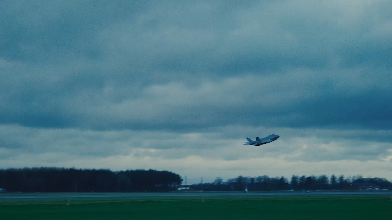 Et af Forsvaret fly letter fra en landingsbane