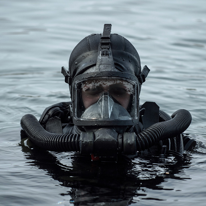 Minedykker fra Forsvaret i vand under operation med dykkerudstyr