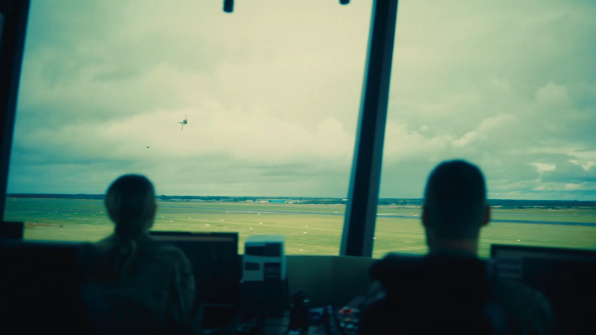 Et stilbillede fra en video af en flyverleder på arbejde i kontroltårnet