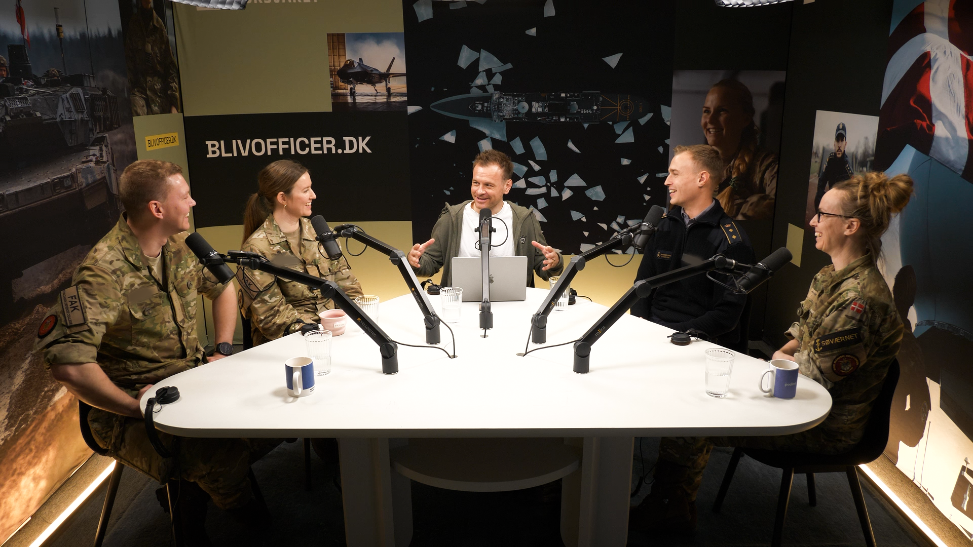 fuhlendorf sidder i et lydstudie sammen med officere og indspiller podcast