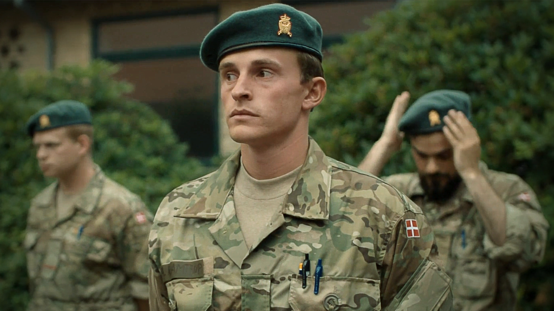 soldat  i uniform med armene på ryggen kigger lige frem