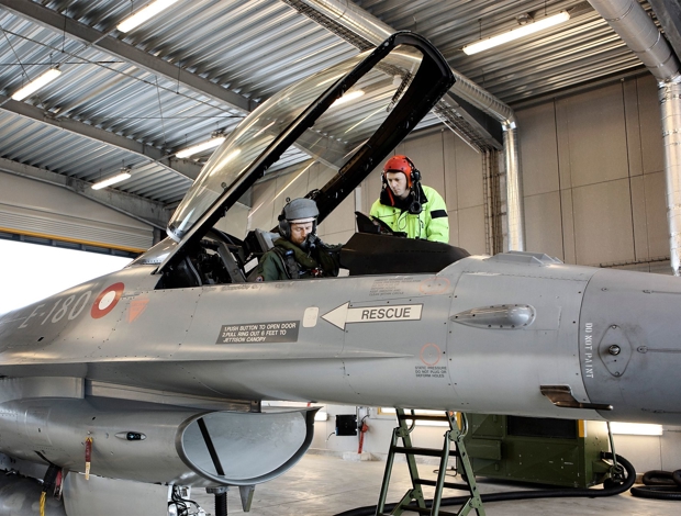 Pilot sidder i åbent cockpit i Hangaren