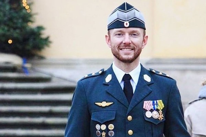 Jakob kigger ud mod kameraet i sin uniform og smiler