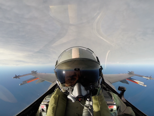 Jagerpilot i cockpittet på et kampfly under flyvning.