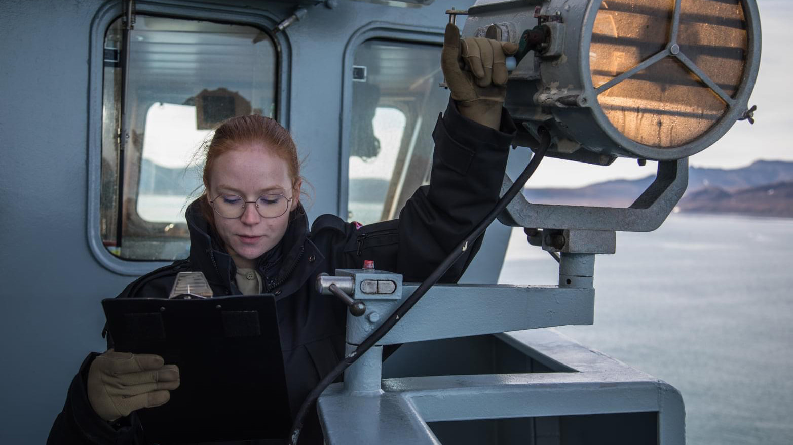 Kommunikationsgast på arbejdet på skibet