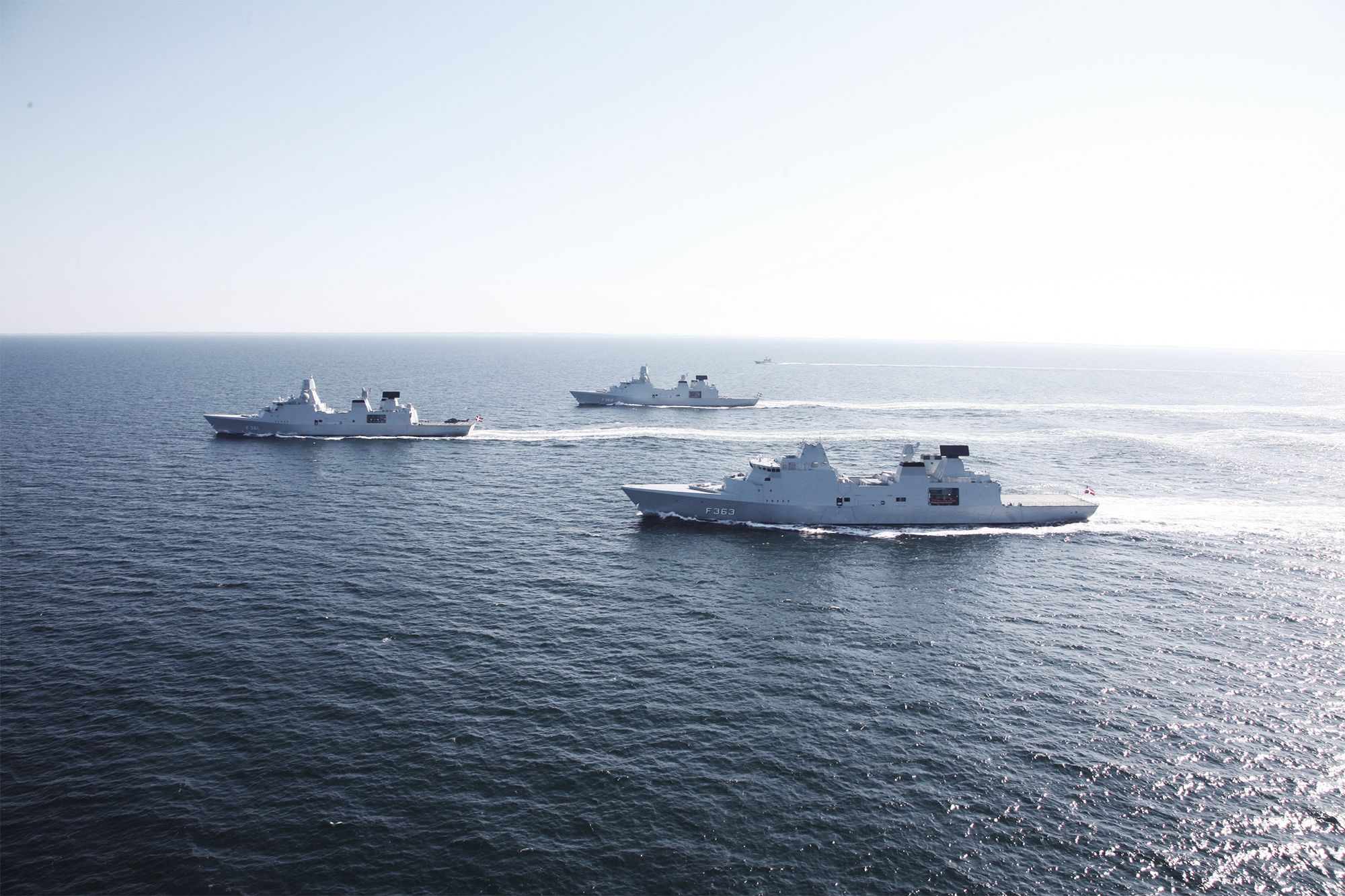 to af forsvarets skibe ude på åbent hav