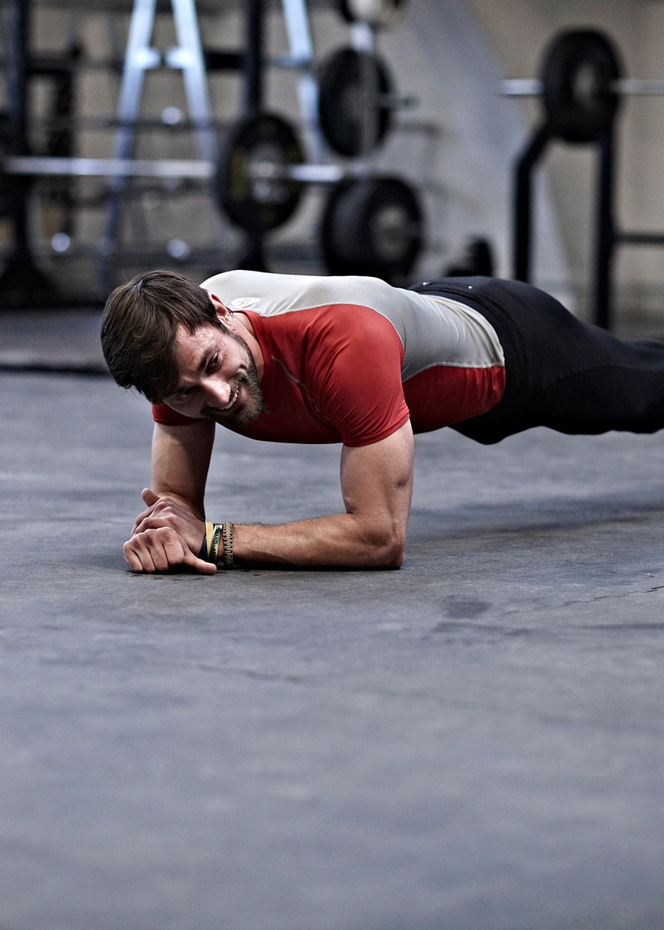 Mand laver planke i en gymnastiksal