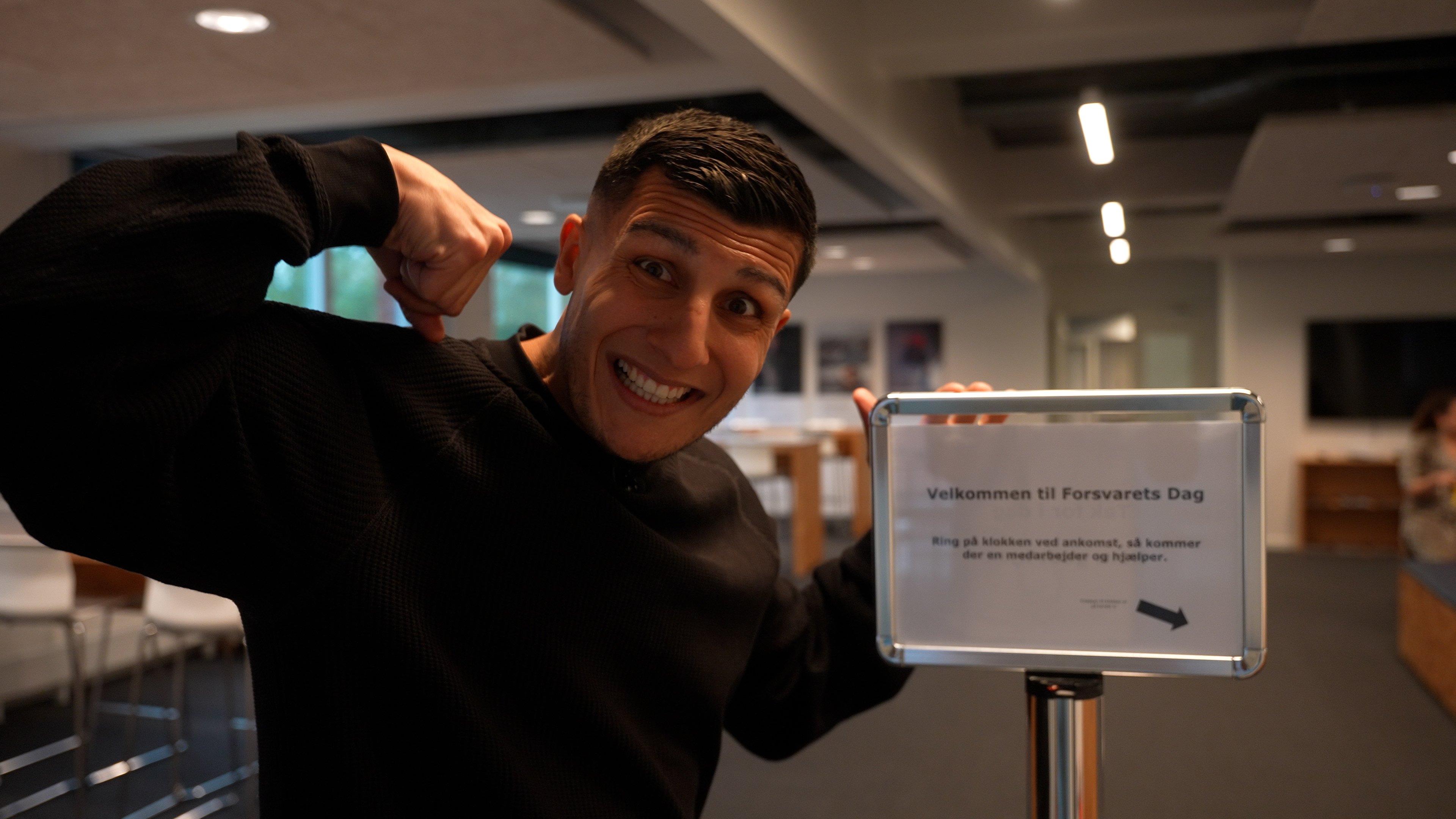 Hav står foran et skilt til Forsvarets dag