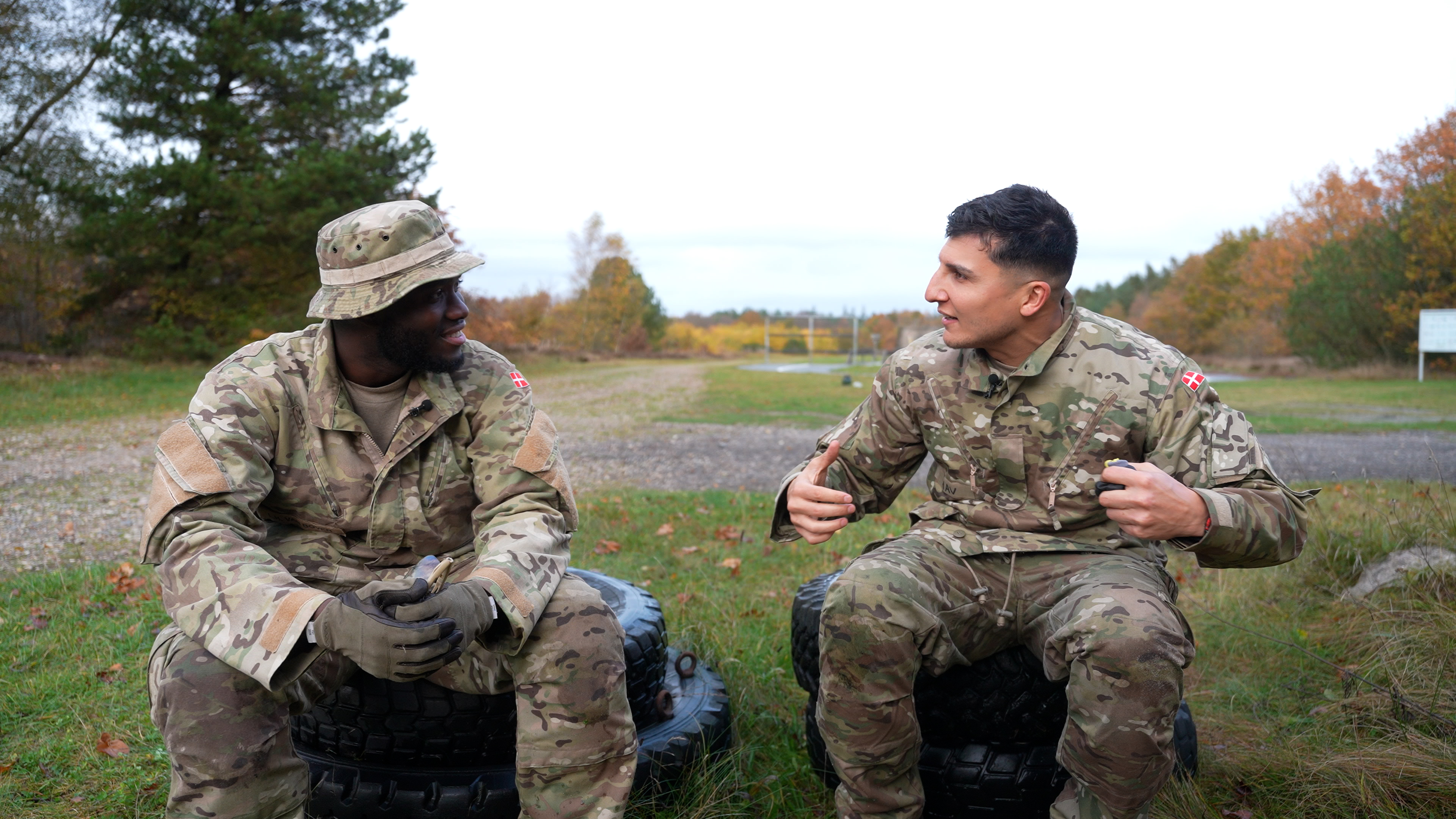 Hav sidder i et militært område og snakker med en værnepligtig