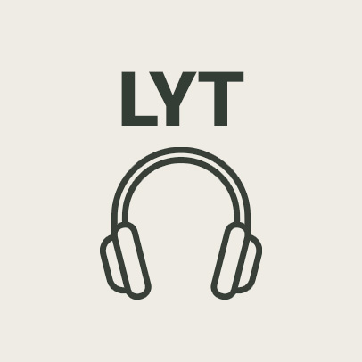 Grafik med teksten “LYT” og en enkel illustration af et par hovedtelefoner.