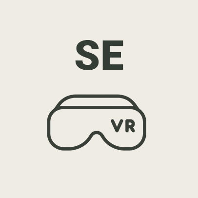 Grafik med teksten “SE” og en enkel illustration af et par VR-briller.