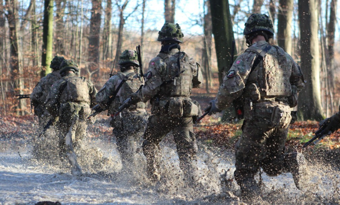 Soldater løber i vand.